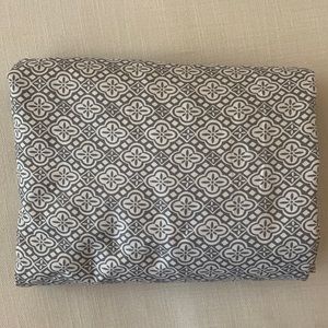 Queen set of sheets.